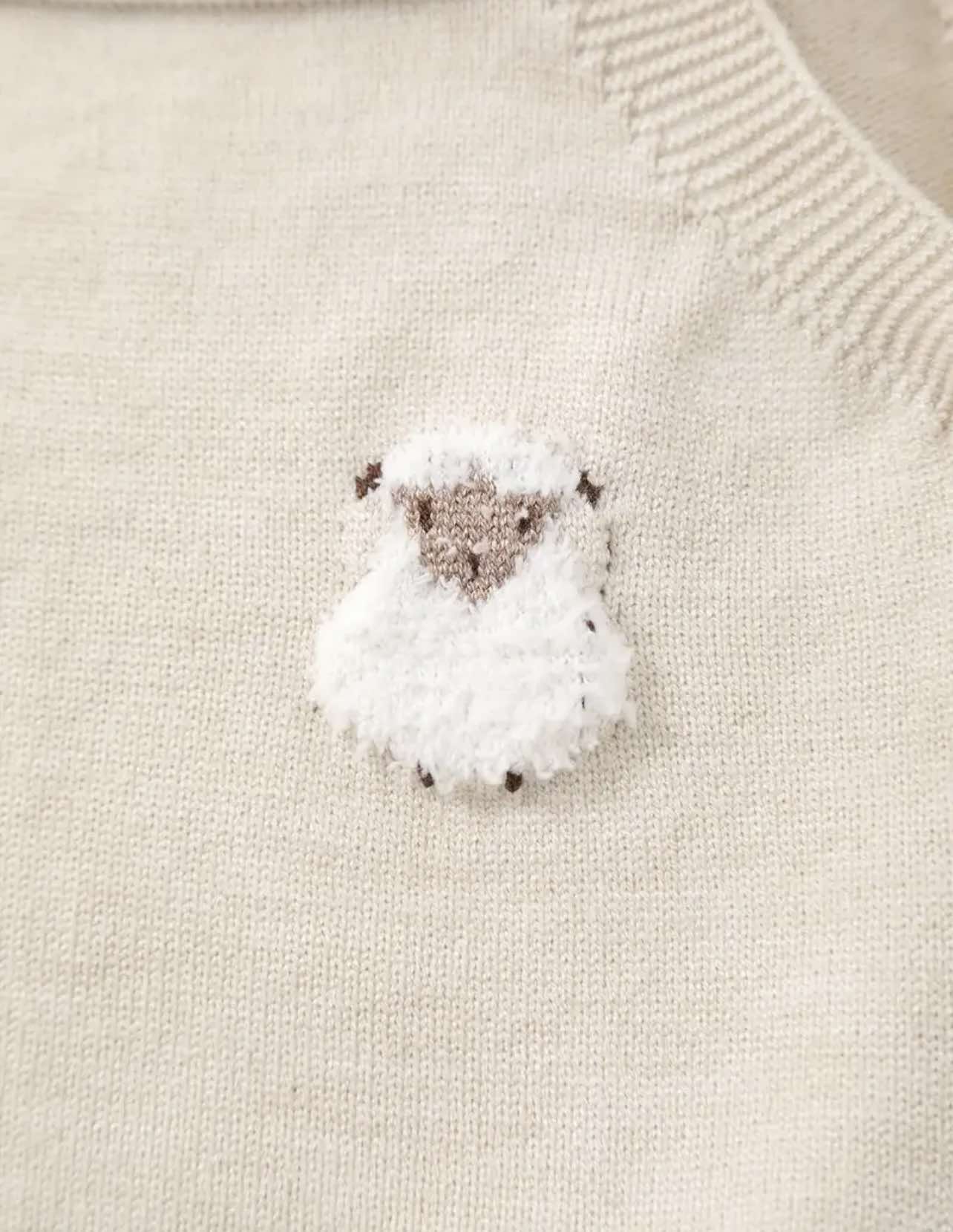 Country-boho baby outfit with lamb embroidery and breathable cotton knit – sizes 0 to 24 months