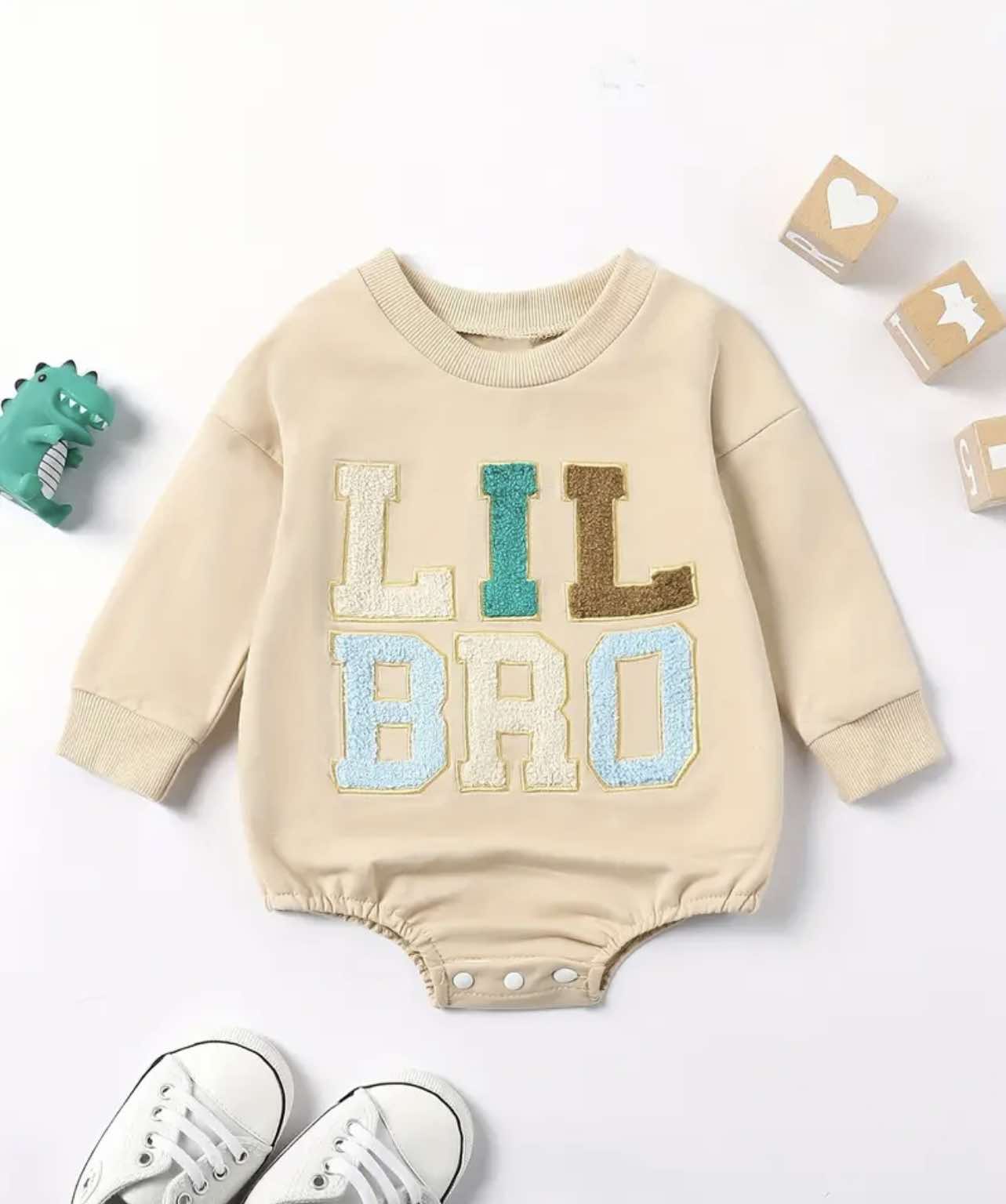 Cozy baby romper with ‘Lil Bro’ lettering – perfect for autumn and winter wear