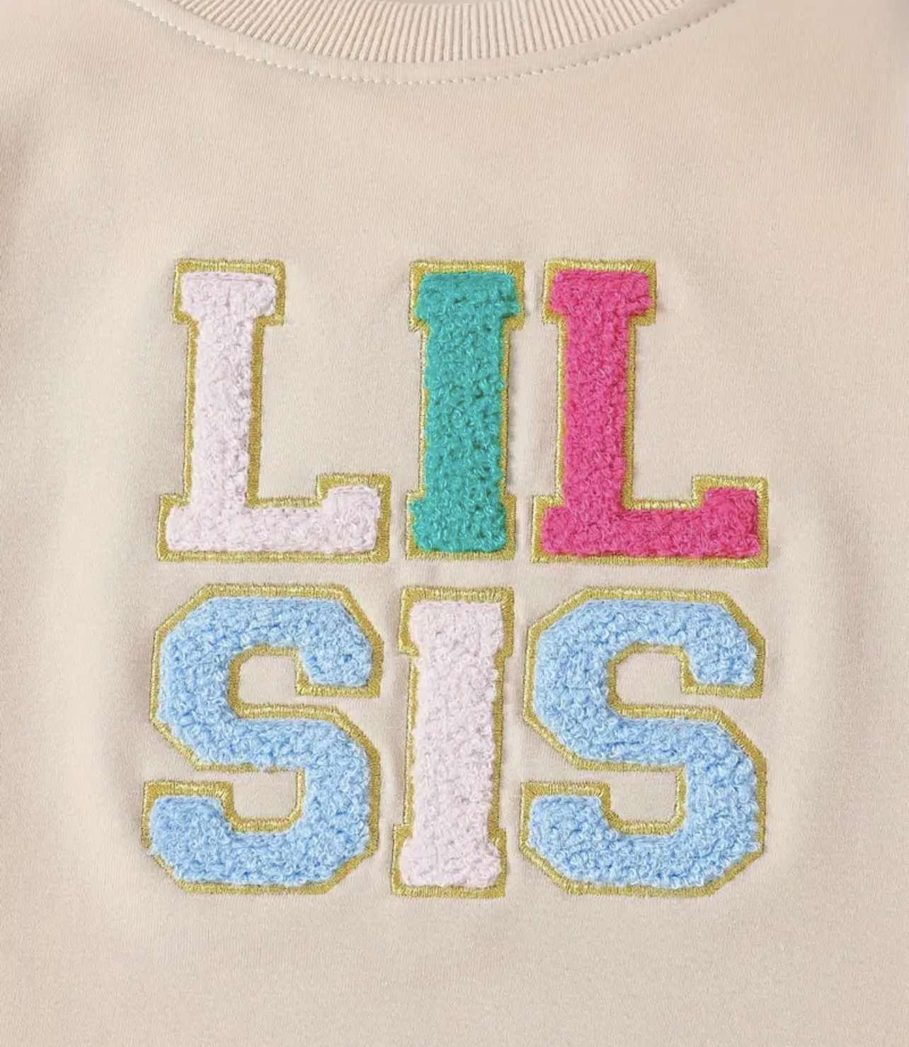 Cozy baby romper with ‘Lil Sis’ lettering – perfect for autumn and winter wear