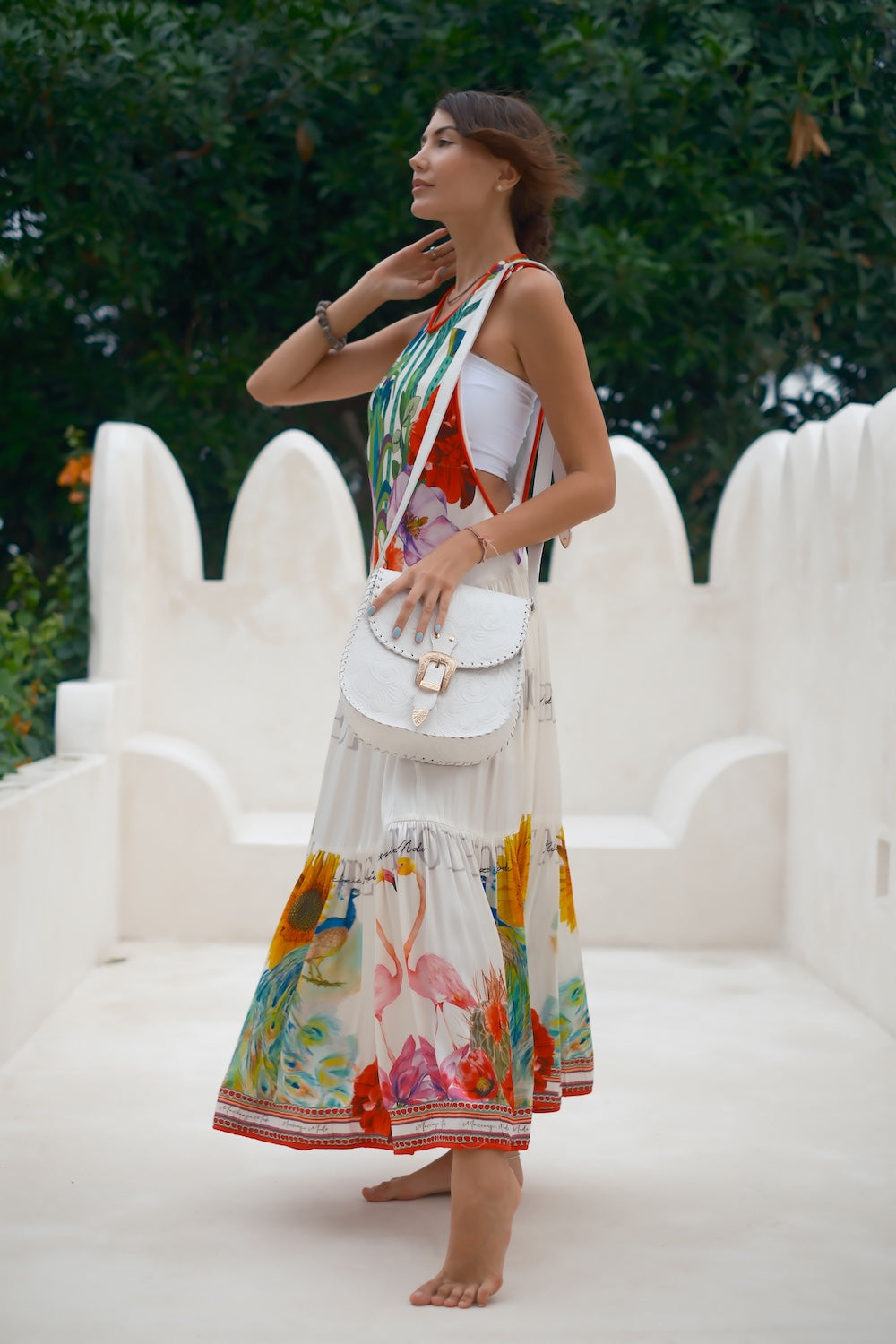 Hand-tooled white leather bag with paisley design and internal pocket – lightweight and elegant boho accessory.