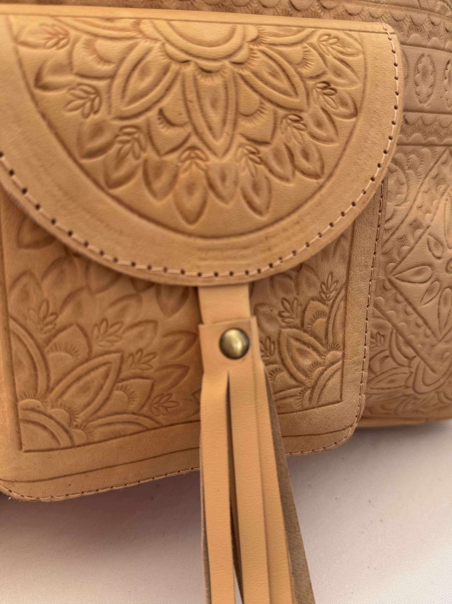 Handcrafted crossbody with cowhide tooling – slow fashion meets Wild West charm
A structured yet soft silhouette ideal for women embracing modern country living.