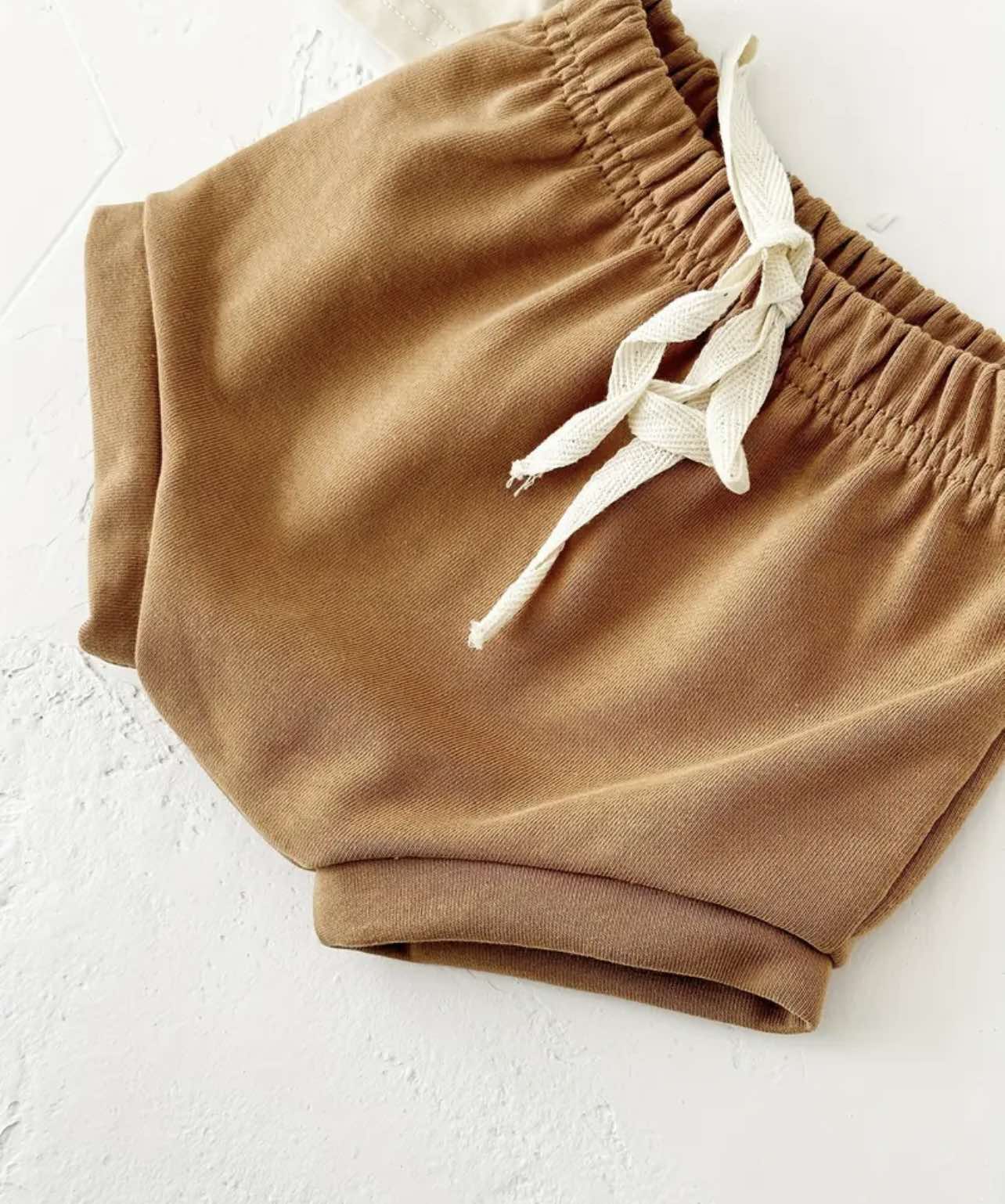 Perfect for warm weather, this 2-piece summer set is a must-have for your little one’s wardrobe