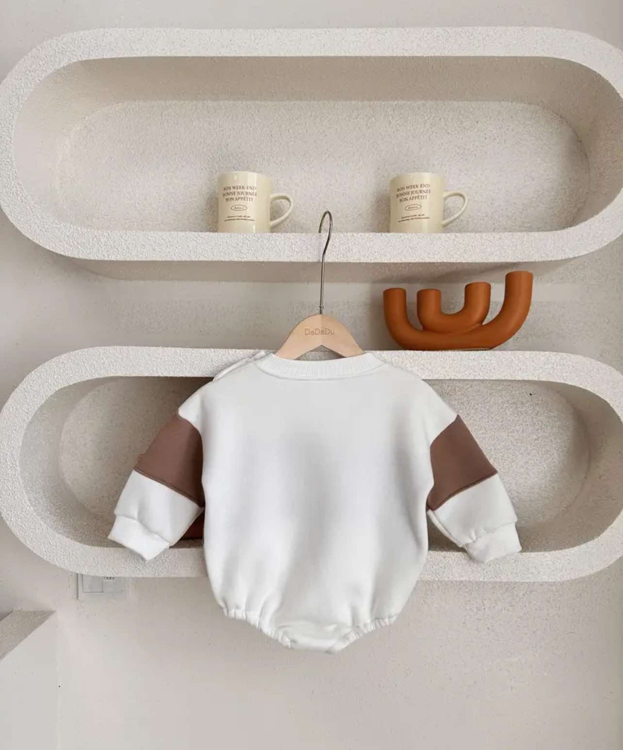 The ultimate Australia baby clothes piece—this gender-neutral long-sleeve romper combines style and comfort.