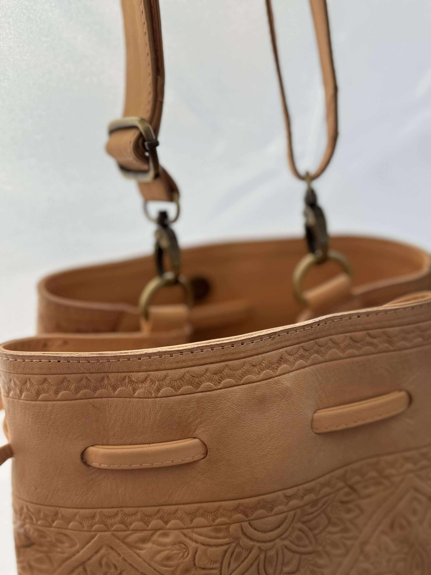 Boho leather crossbody bag with hand-tooled floral detail – Willow by House of Hide
A tan goat leather crossbody featuring intricate Western floral tooling, perfect for effortless country-boho style.