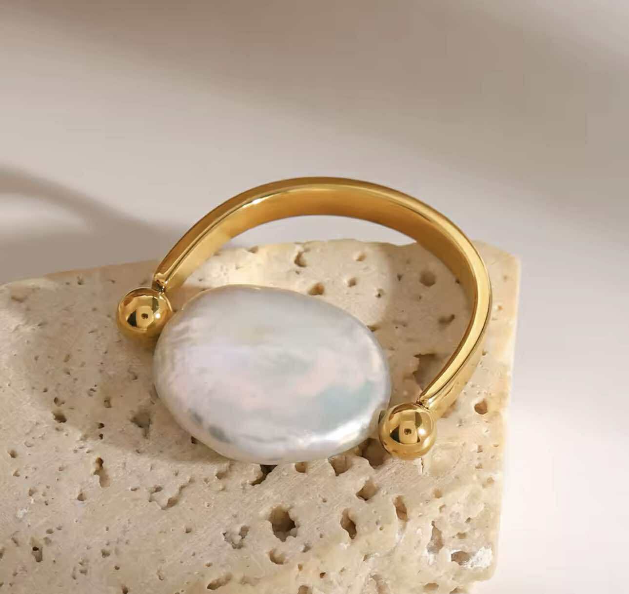 18K gold-plated adjustable ring with pearl detail, designed for women’s country chic and boho style.