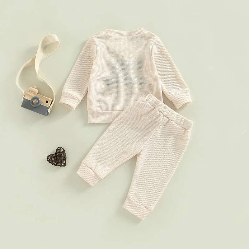 Comfortable baby outfit set with "Hey Cutie" slogan for fall and winter.