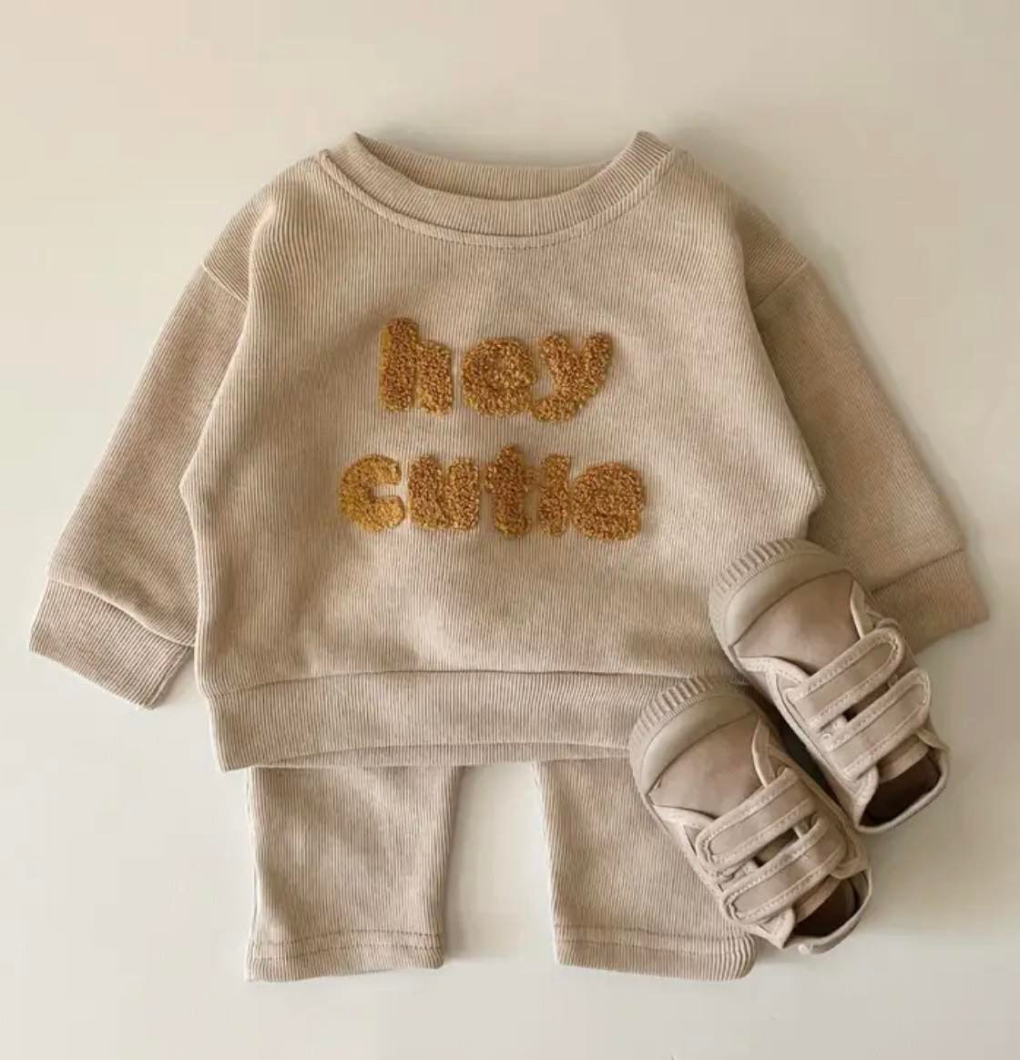 Comfortable baby outfit set with "Hey Cutie" slogan for fall and winter.