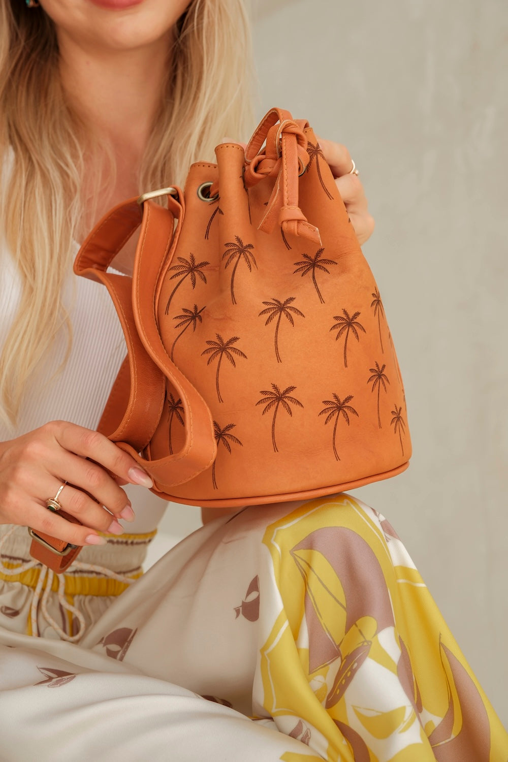Country-boho leather bucket bag with adjustable strap