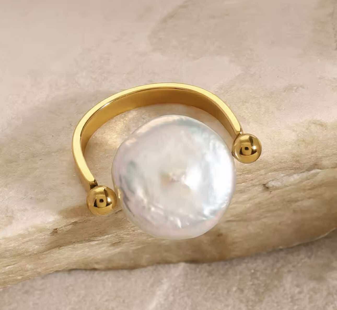 Elegant gold and pearl waterproof ring for women, inspired by timeless country-boho style. Durable waterproof gold pearl ring for women, handcrafted in tarnish-resistant stainless steel for everyday wear.