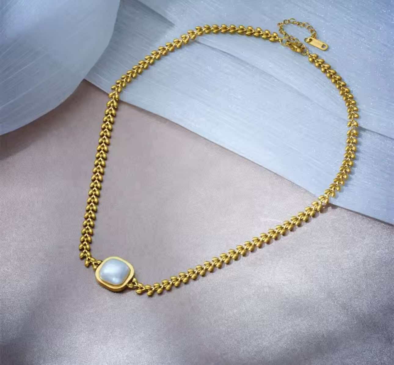 Gold jewellery gift set with faux pearl centre – necklace, ring and earring trio