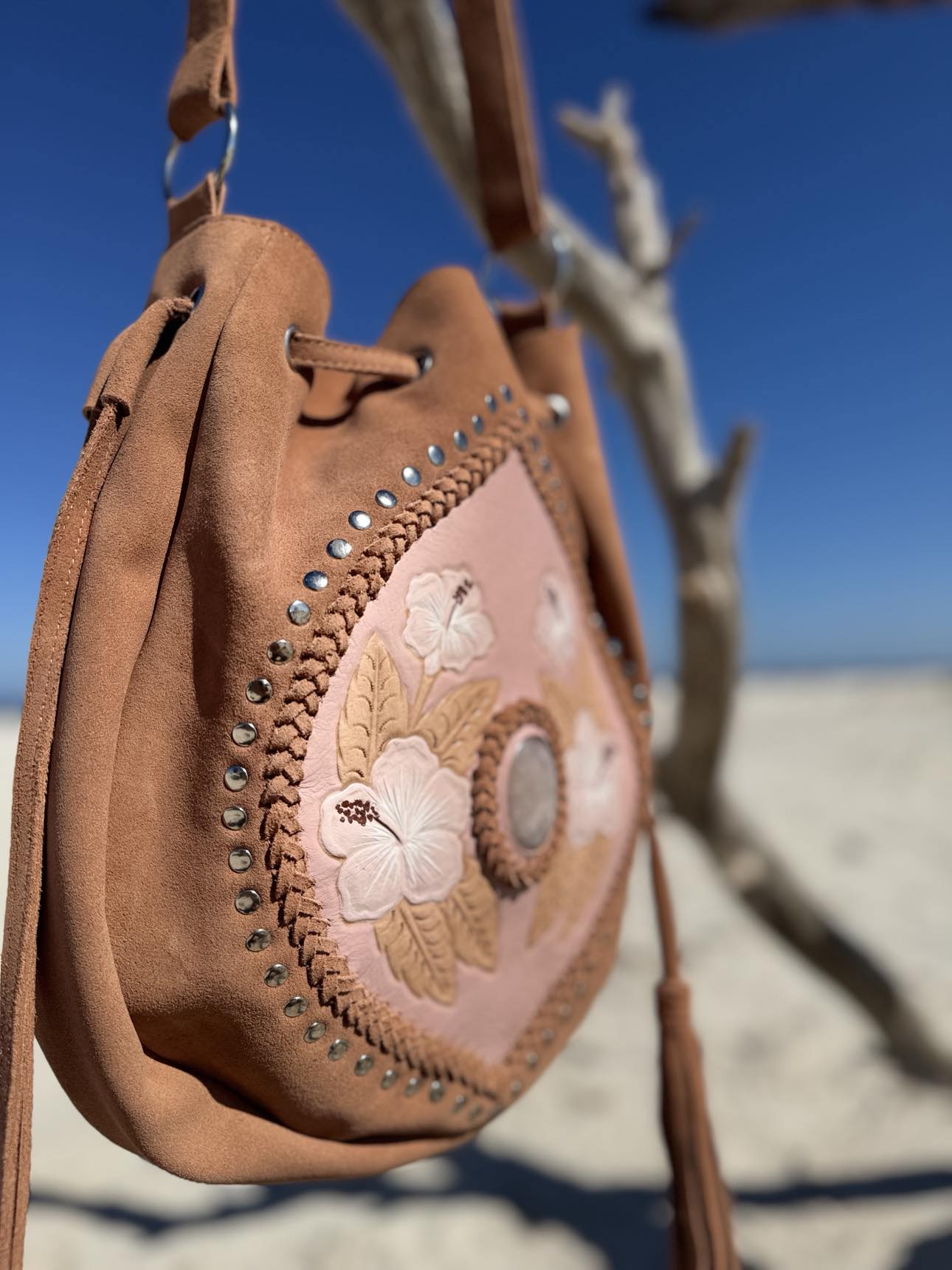 Hibiscus Blush Bag Western Leather Pouch – A beautifully hand-tooled leather pouch with a rose quartz gemstone and hibiscus flower detailing, perfect for a western boho style.