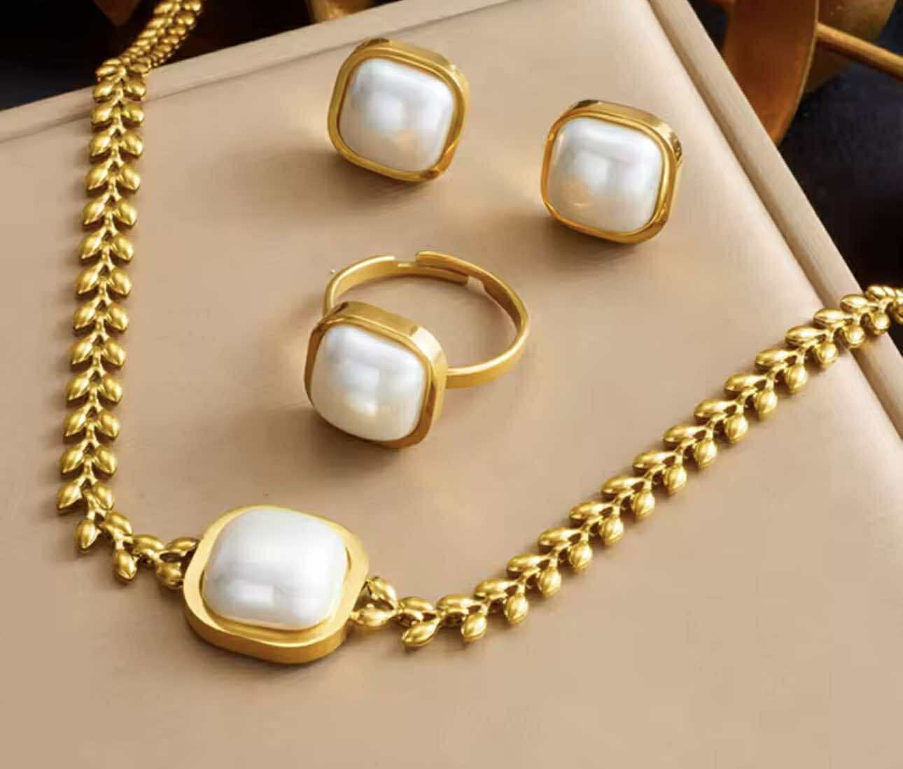 House of Hide jewellery set – waterproof gold with soft pearl tones