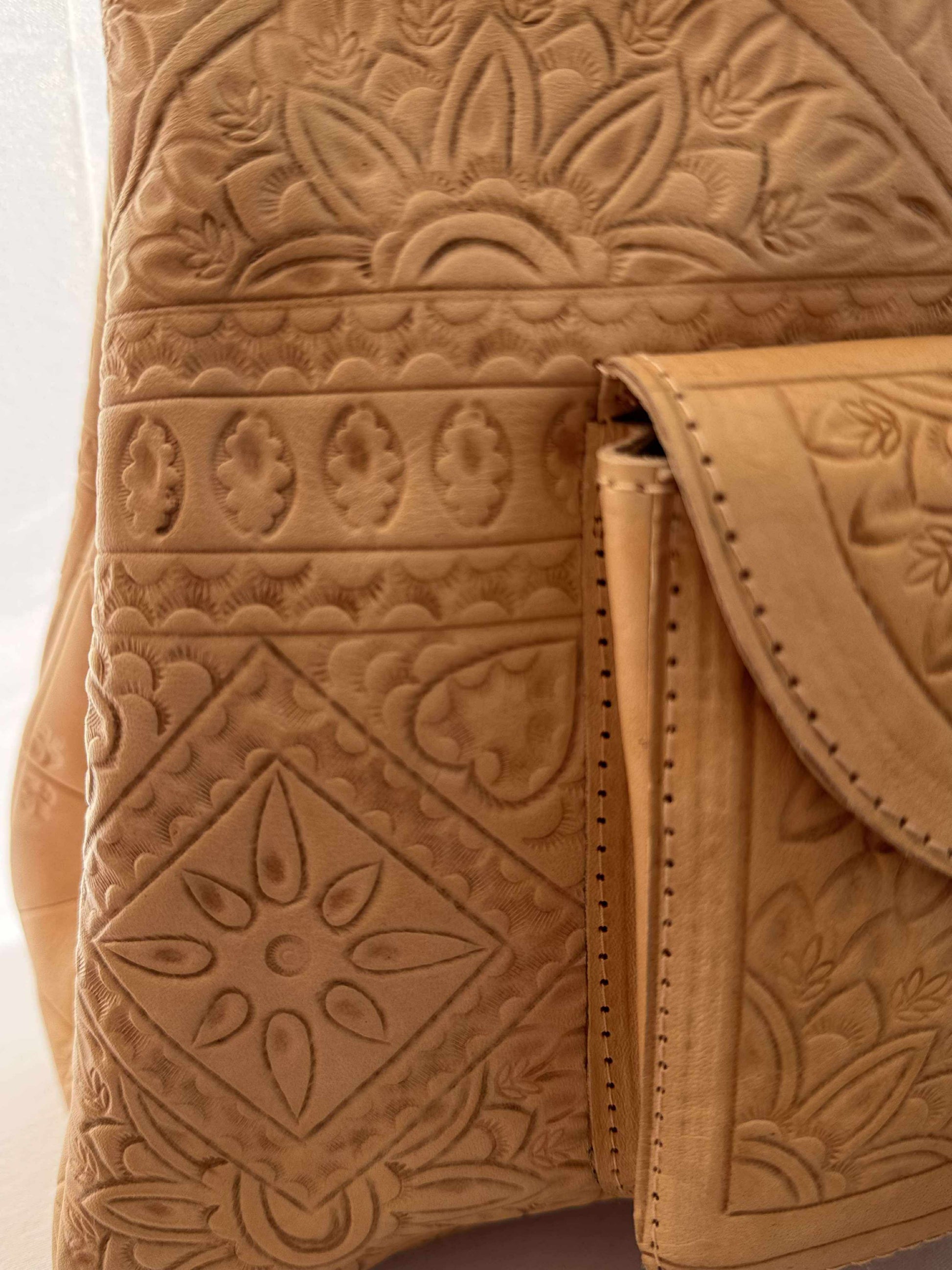 House of Hide’s Willow bag – Western-inspired boho leather handbag with internal and external pockets
Designed for real life, this piece offers comfort, function, and timeless appeal.