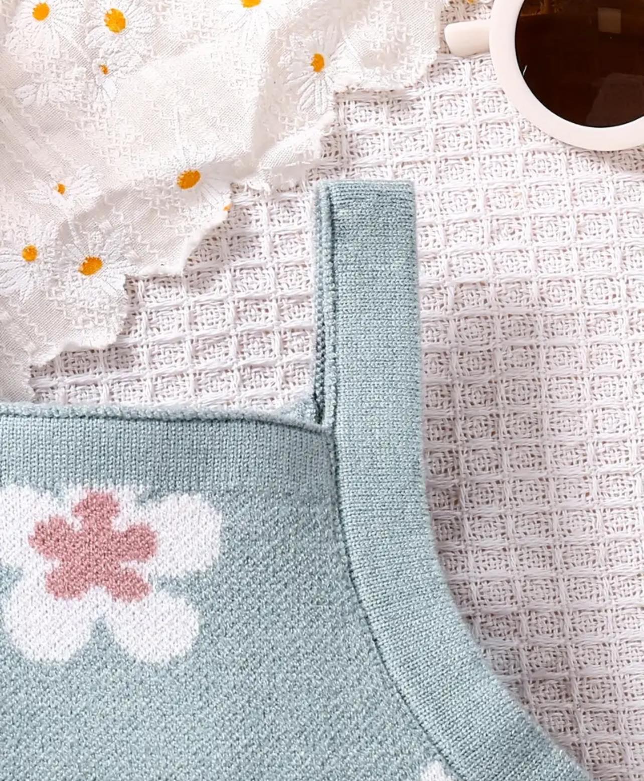 Lightweight summer romper for babies – Sleeveless floral design keeps your little one cool and comfy.