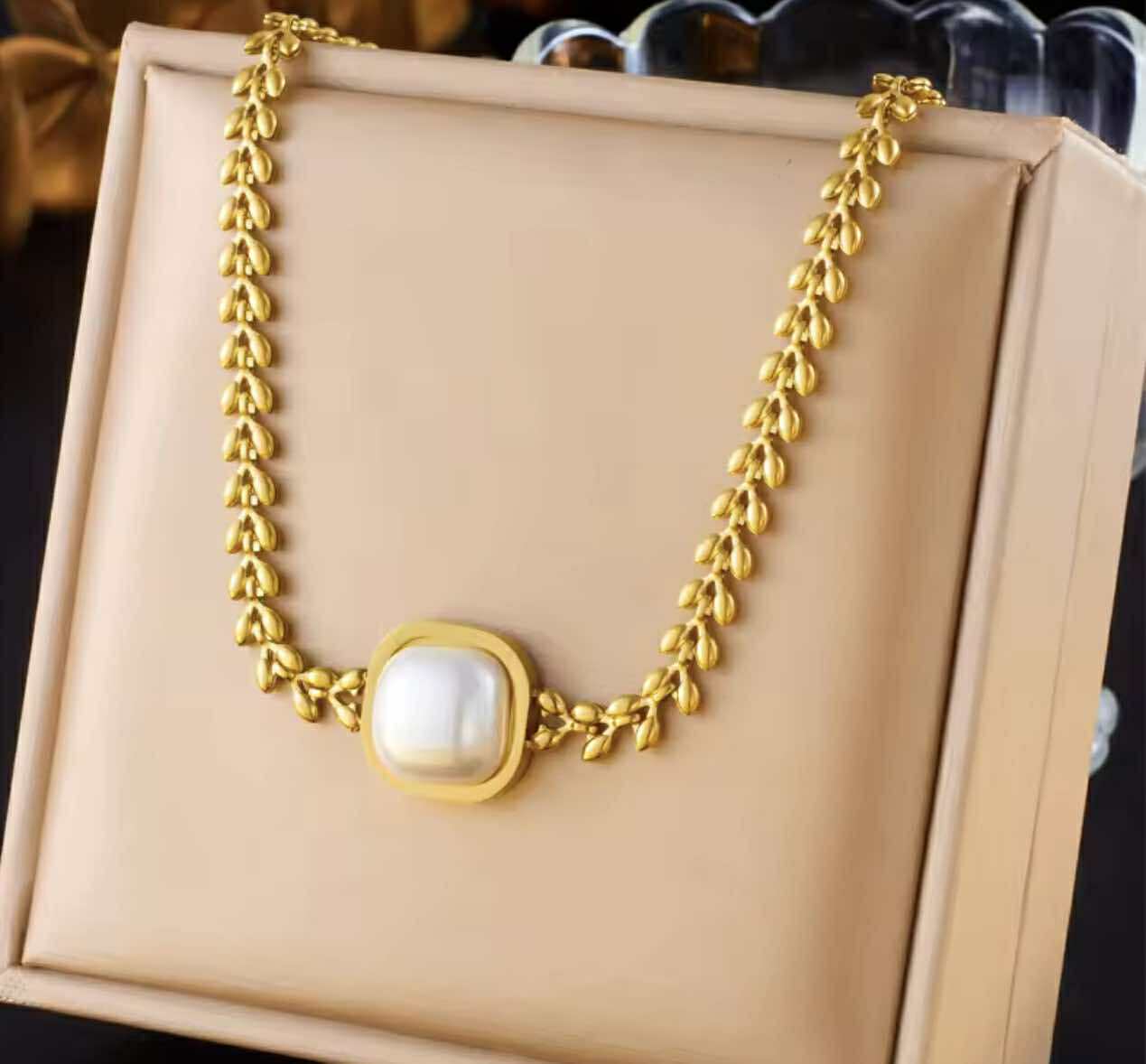 Riverstone jewellery set – gold necklace, pearl earrings and ring for women