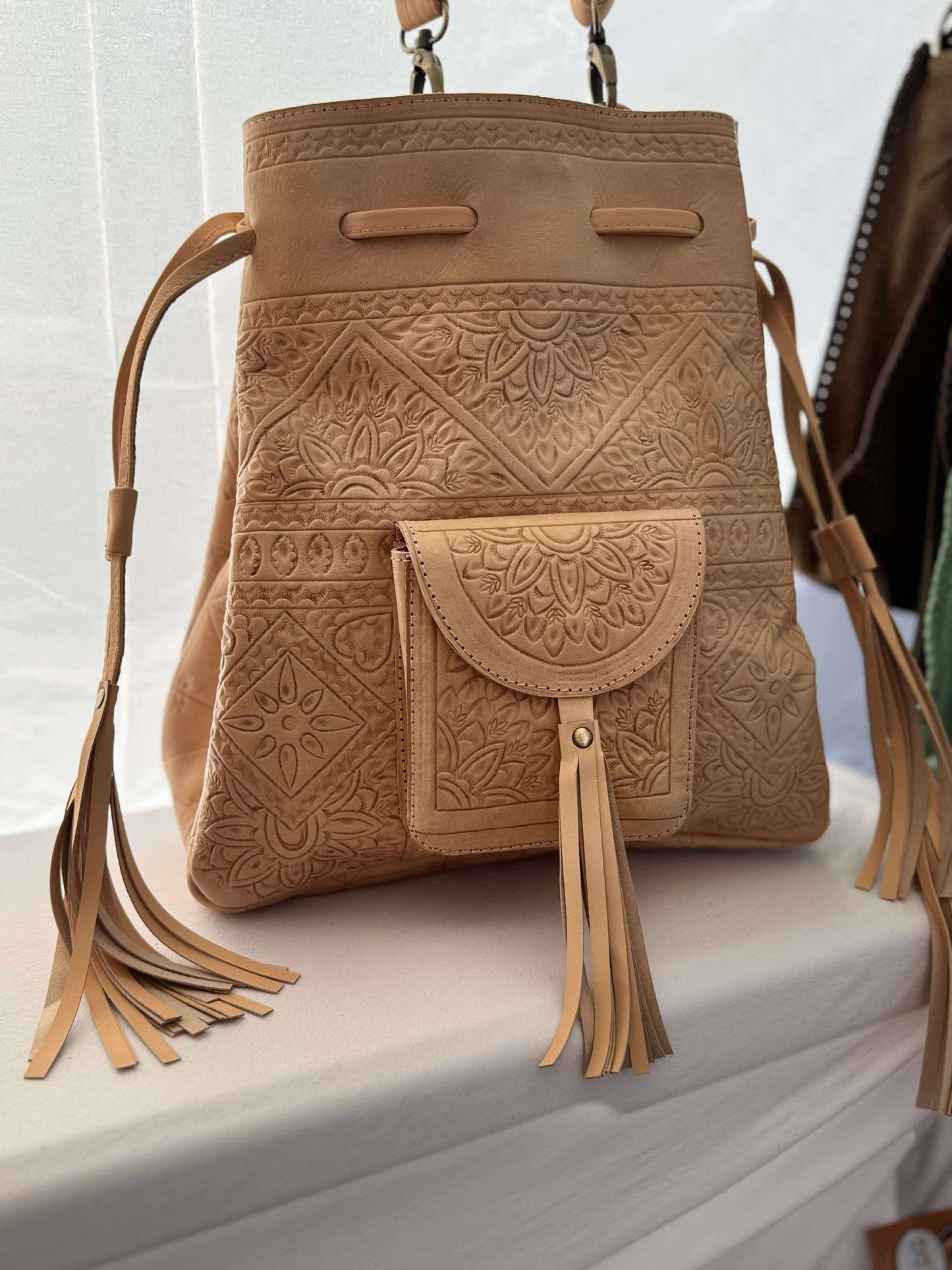 Rustic tan leather bag with adjustable strap – ethically made in small batches
The Willow combines genuine cowhide artistry and practical design for markets, festivals, and everyday flair.