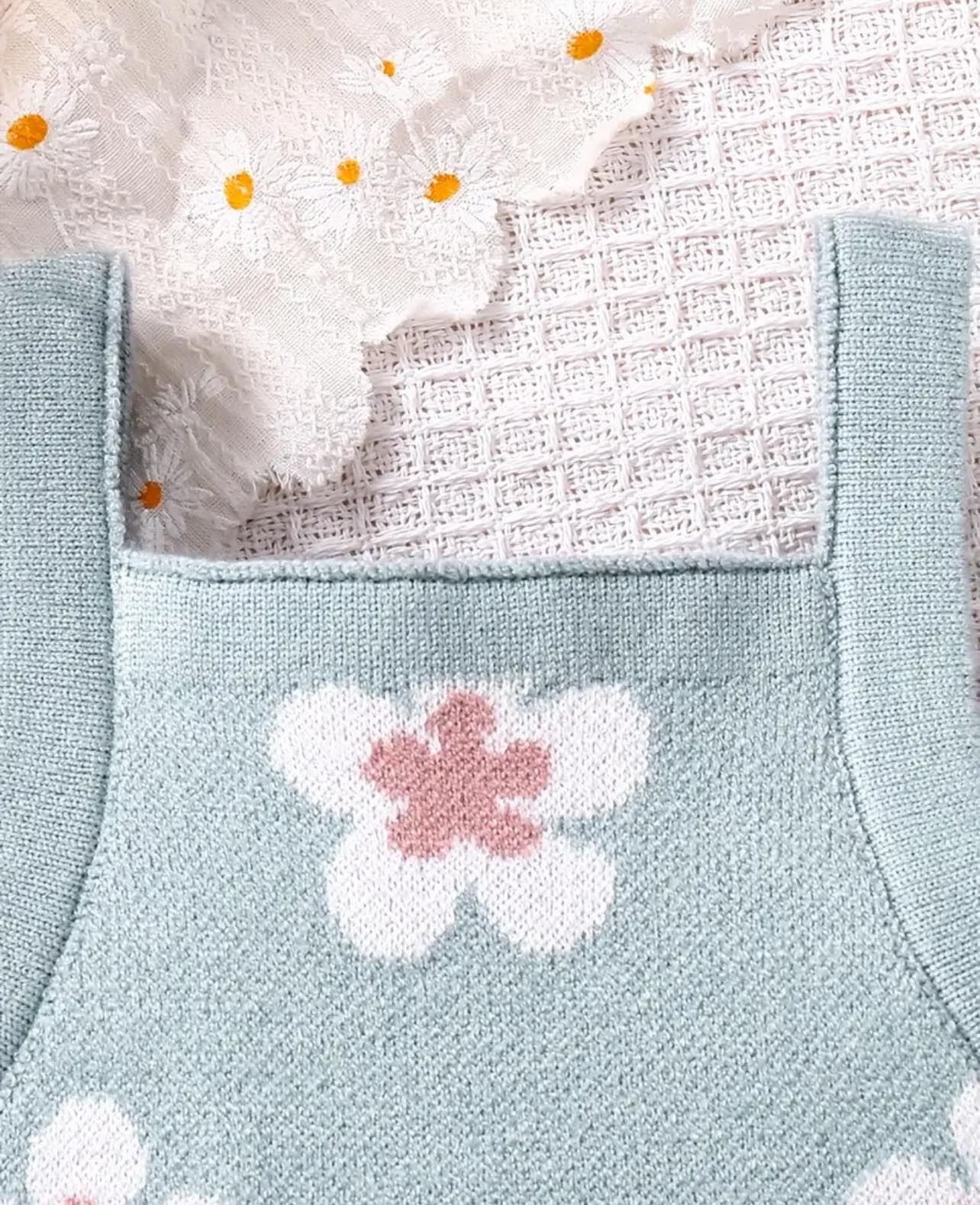 The perfect baby gift – A sweet and practical romper for newborns up to 18 months.