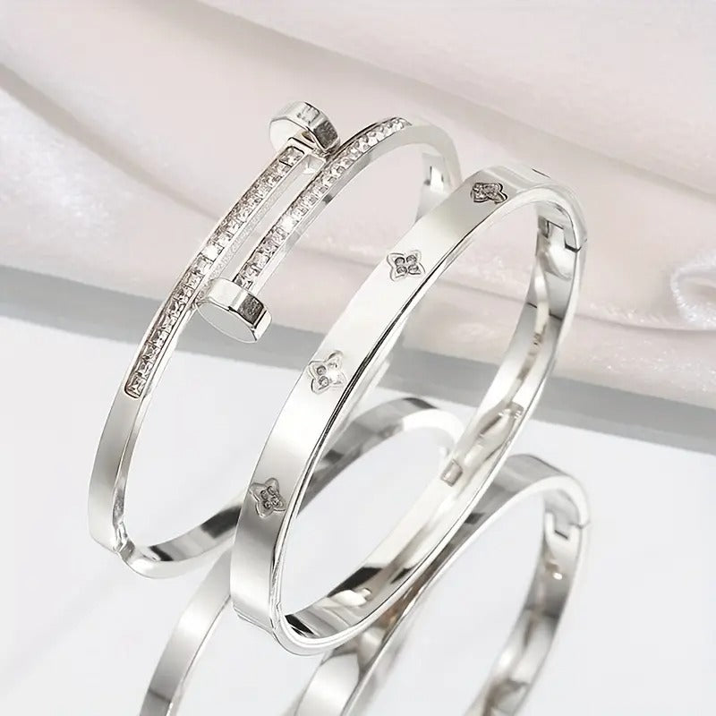 Silver stainless steel bracelet – detail view with reflection