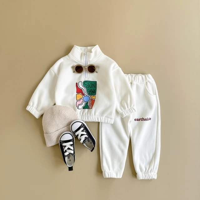 Adorable white tracksuit for kids featuring a vintage-inspired print and snug fleece lining, perfect for staying warm and stylish.